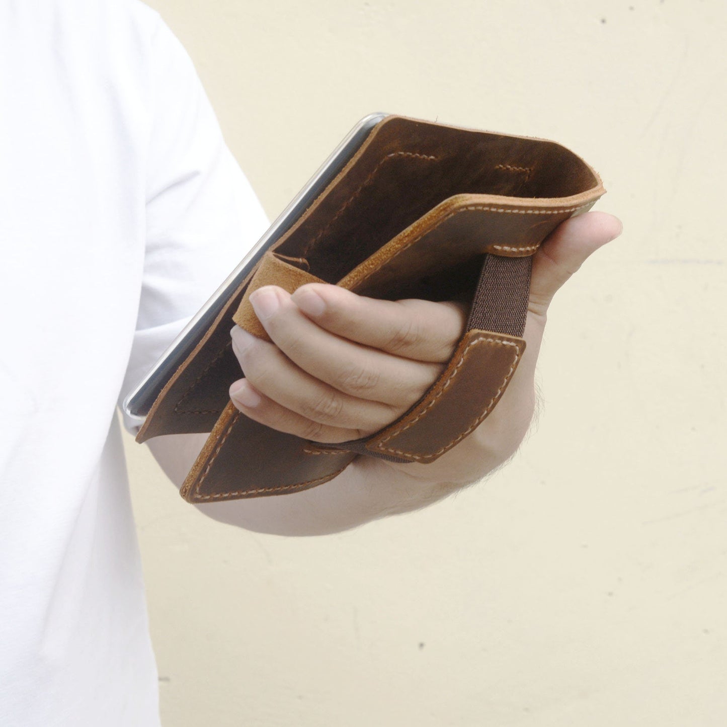 Элегантный кожаный чехол для Kindle Paperwhite с ручкой-ремнем и застежкой-кнопкой - Туированный кожаный дизайн - Model K01