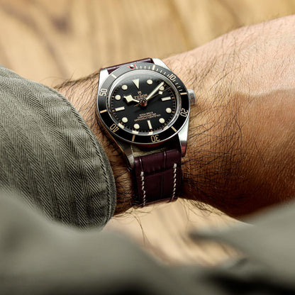 Arnem Handgenähtes Armband aus Kalbsleder mit Alligator-Muster in Kastanienbraun